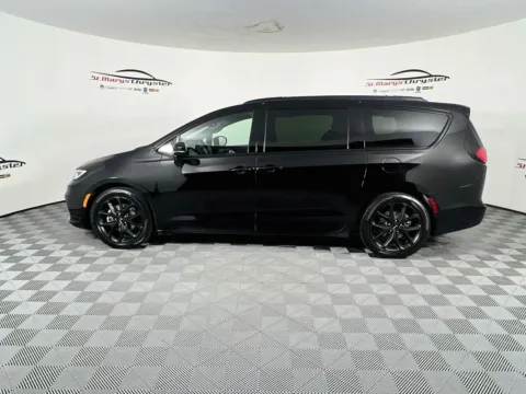 More photos of 2025 Chrysler Pacifica Limited at St. Marys CDJR, OH
