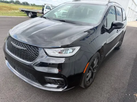 More photos of 2025 Chrysler Pacifica Limited at St. Marys CDJR, OH