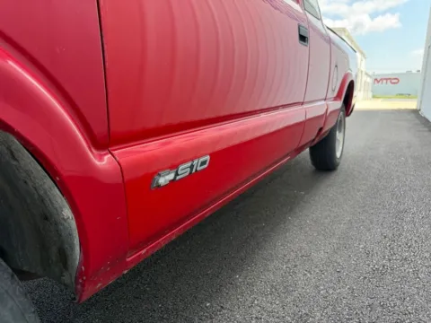 More photos of 2000 Chevrolet S-10 LS at St. Marys CDJR, OH