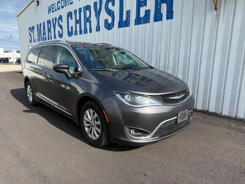 Gray 2018 Chrysler Pacifica Touring L for sale in Saint Marys, OH