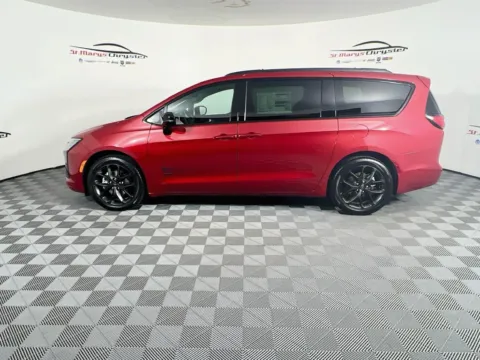 More photos of 2027 Chrysler Pacifica Select at St. Marys CDJR, OH
