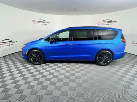 More photos of 2027 Chrysler Pacifica Select at St. Marys CDJR, OH