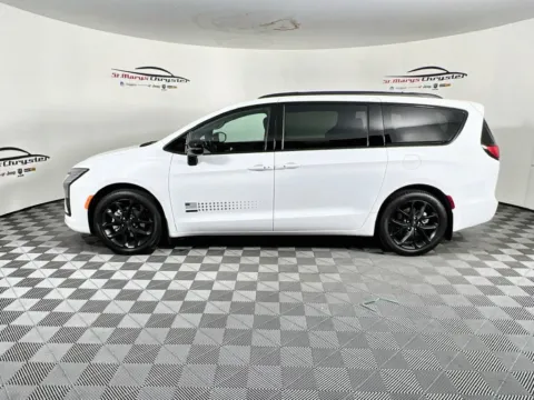 More photos of 2027 Chrysler Pacifica Select at St. Marys CDJR, OH