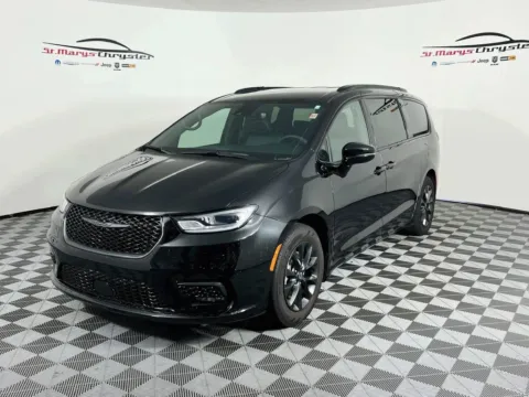 More photos of 2025 Chrysler Pacifica Select at St. Marys CDJR, OH