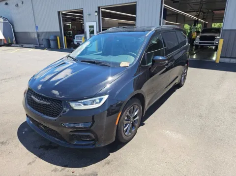 Another view of 2025 Chrysler Pacifica Select for sale in Saint Marys, OH at St. Marys CDJR