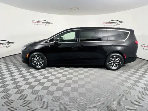 More photos of 2027 Chrysler Pacifica Limited at St. Marys CDJR, OH