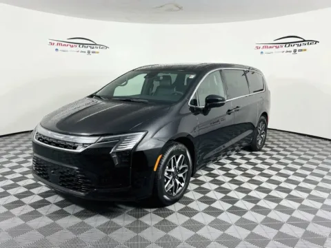 More photos of 2027 Chrysler Pacifica Limited at St. Marys CDJR, OH