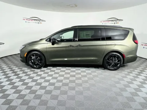 More photos of 2027 Chrysler Pacifica Limited at St. Marys CDJR, OH