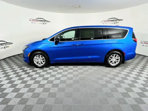More photos of 2027 Chrysler Pacifica Select at St. Marys CDJR, OH