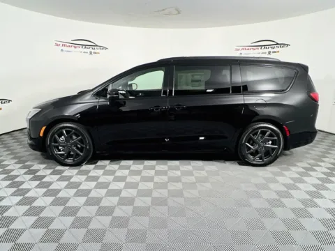 More photos of 2027 Chrysler Pacifica Limited at St. Marys CDJR, OH