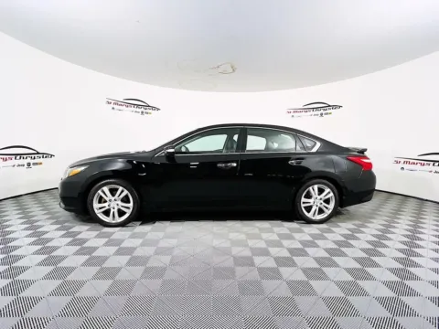 More photos of 2017 Nissan Altima 3.5 SL at St. Marys Chrysler Dodge Jeep, OH