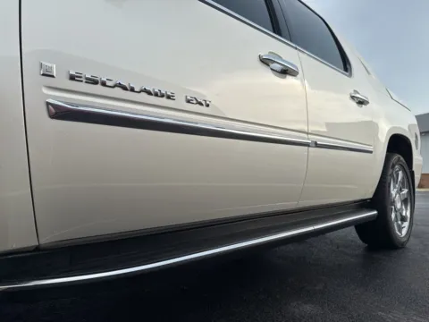 More photos of 2008 Cadillac Escalade EXT at St. Marys Chrysler Dodge Jeep, OH