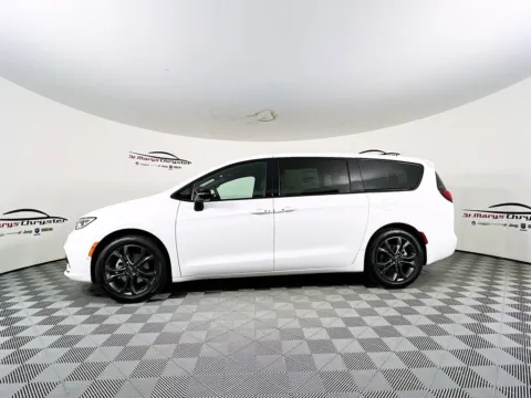 More photos of 2026 Chrysler Pacifica Select at St. Marys CDJR, OH