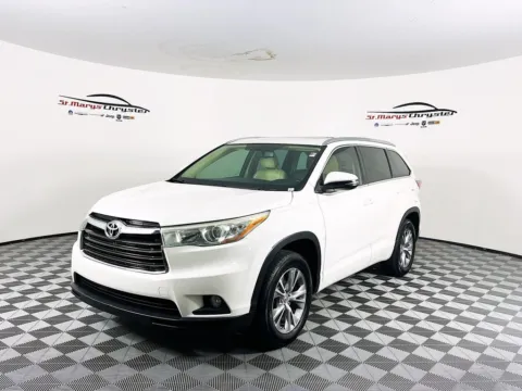 More photos of 2015 Toyota Highlander XLE V6 at St. Marys CDJR, OH