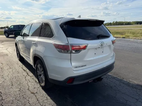 More photos of 2015 Toyota Highlander XLE V6 at St. Marys CDJR, OH