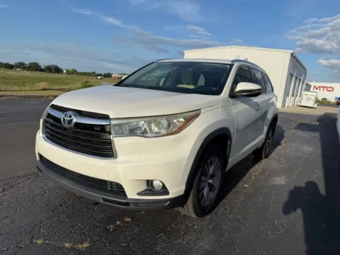 Another view of 2015 Toyota Highlander XLE V6 for sale in Saint Marys, OH at St. Marys CDJR