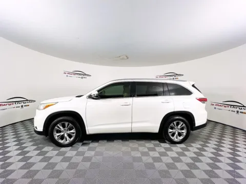 More photos of 2015 Toyota Highlander XLE V6 at St. Marys CDJR, OH
