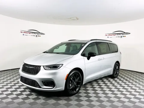 More photos of 2026 Chrysler Pacifica Limited at St. Marys CDJR, OH