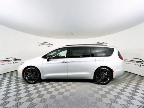 More photos of 2026 Chrysler Pacifica Limited at St. Marys CDJR, OH