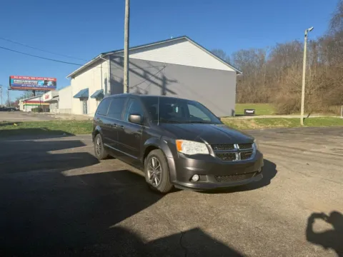 Another view of 2017 Dodge Grand Caravan Passenger SXT Minivan 4D for sale in Chillicothe, OH at Instant Auto Sales Chillicothe