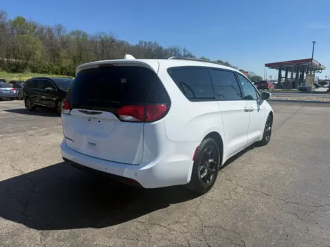 More photos of 2019 Chrysler Pacifica Touring L Minivan 4D at Instant Auto Sales Chillicothe, OH