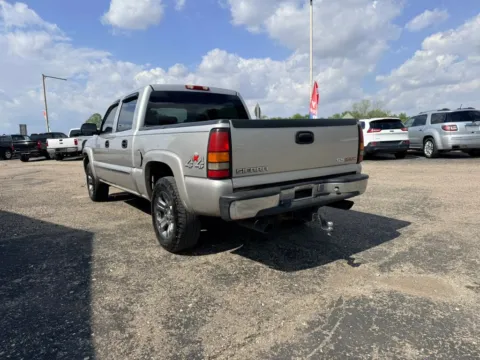 More photos of 2006 GMC Sierra 1500 Crew Cab SLE Pickup 4D 5 3/4 ft at Instant Auto Sales Lancaster, OH