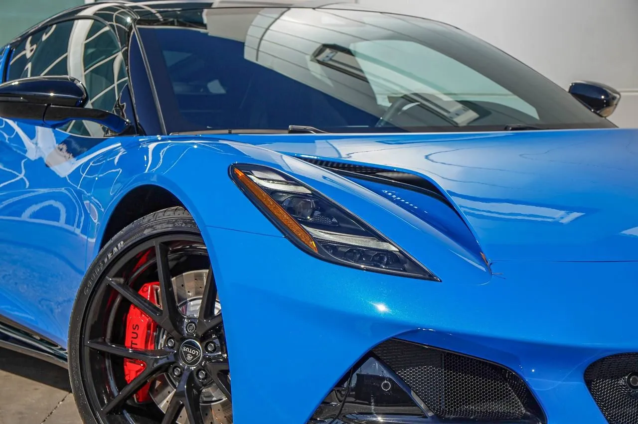 2026 Lotus Emira - Photo 3