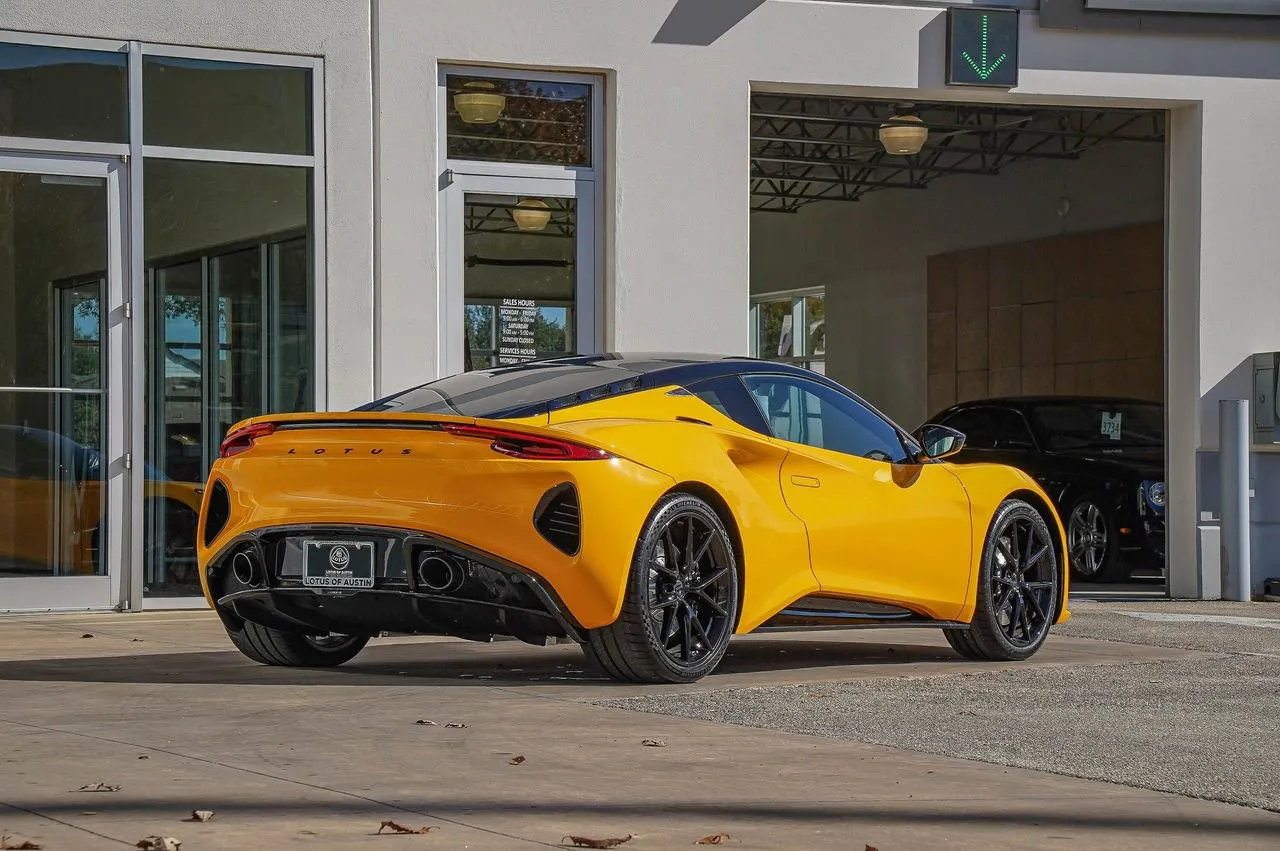 2026 Lotus Emira - Photo 7