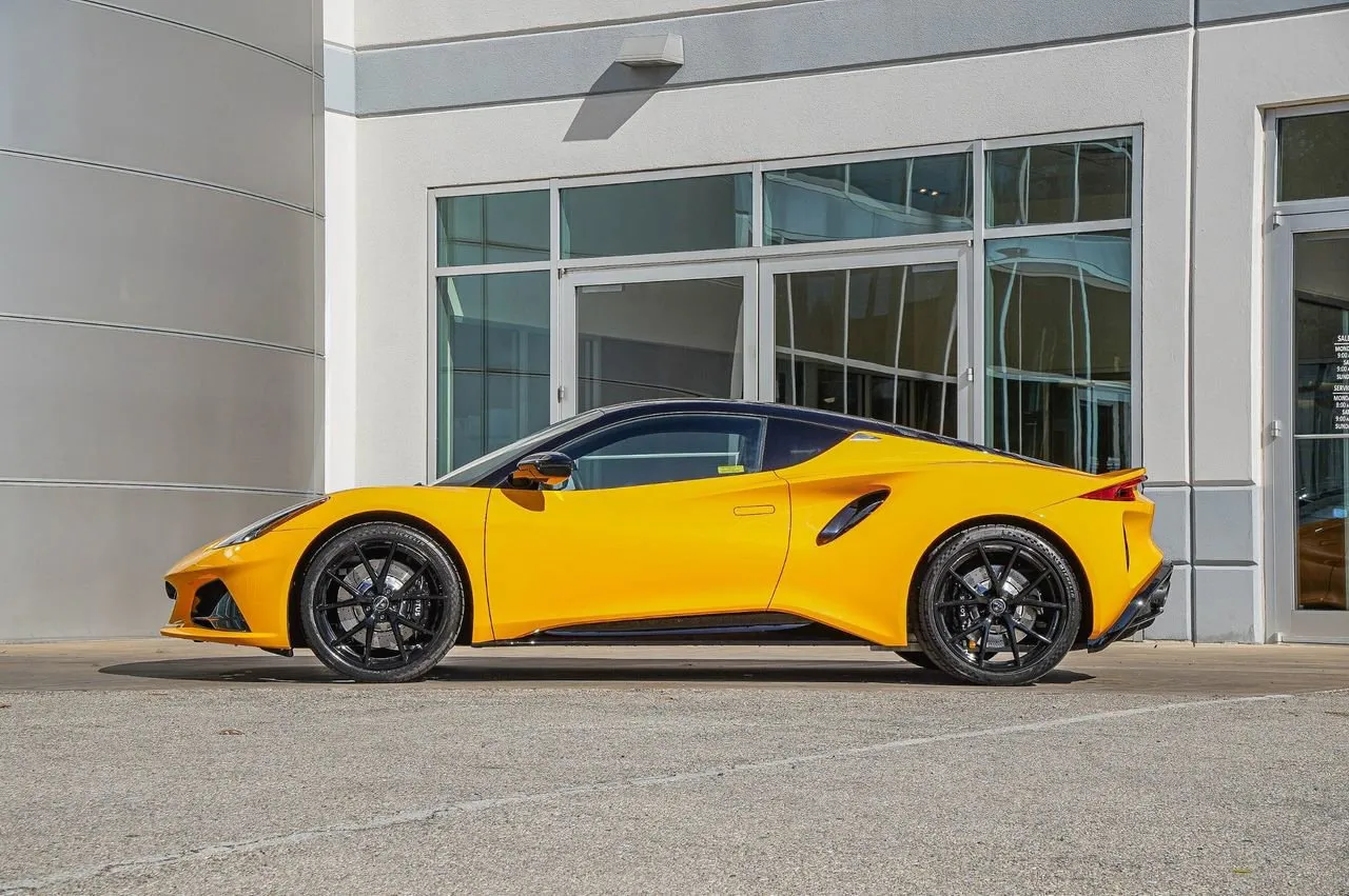 2026 Lotus Emira - Photo 9