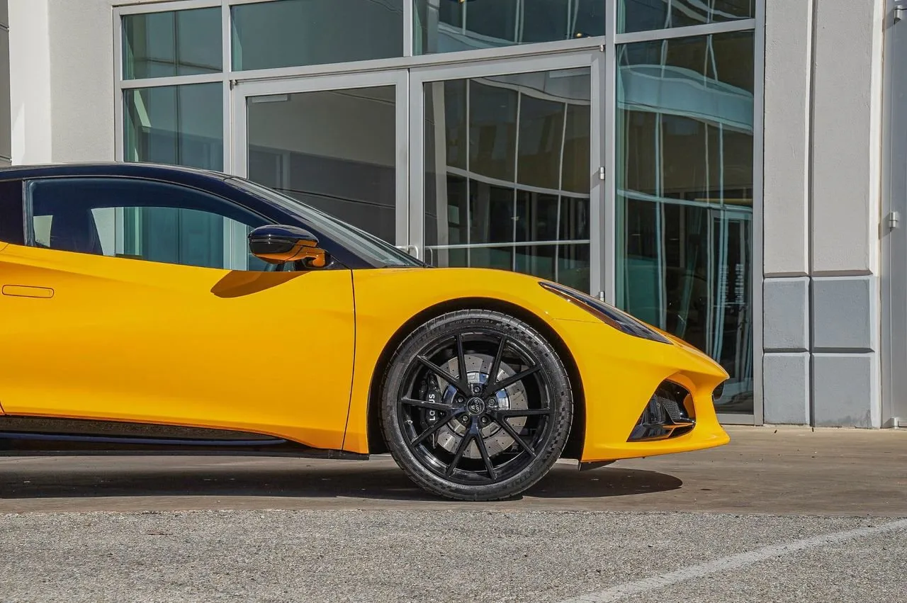 2026 Lotus Emira - Photo 6