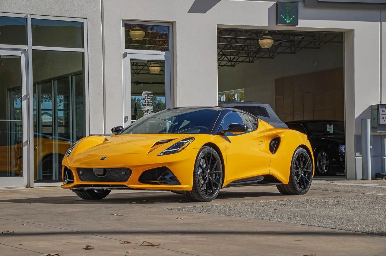2026 Lotus Emira - Photo 8