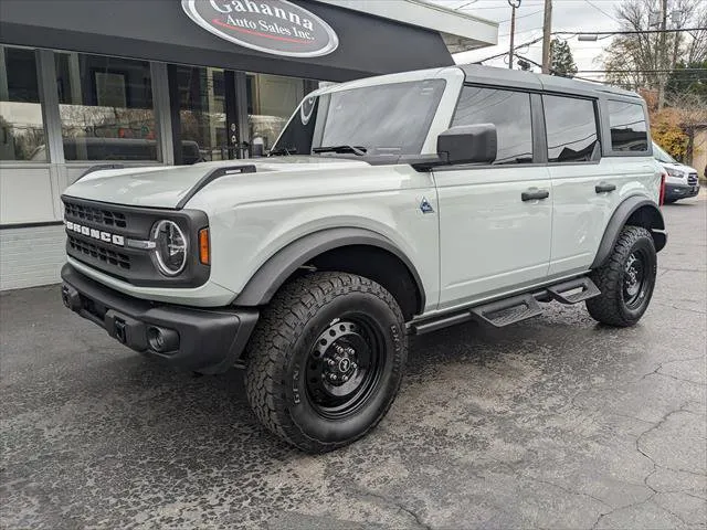 2023 Ford Bronco 4-Door Black Diamond's photo