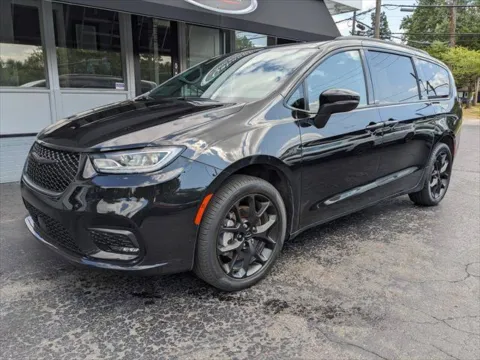 Black 2023 Chrysler Pacifica Touring L for sale in Gahanna, OH