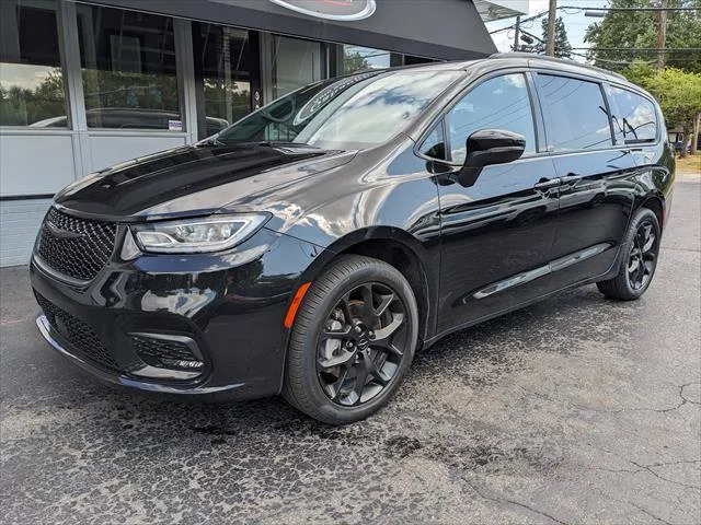 Black 2023 Chrysler Pacifica Touring L for sale in Gahanna, OH