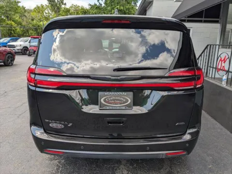 More photos of 2023 Chrysler Pacifica Touring L at Gahanna Auto Sales, OH