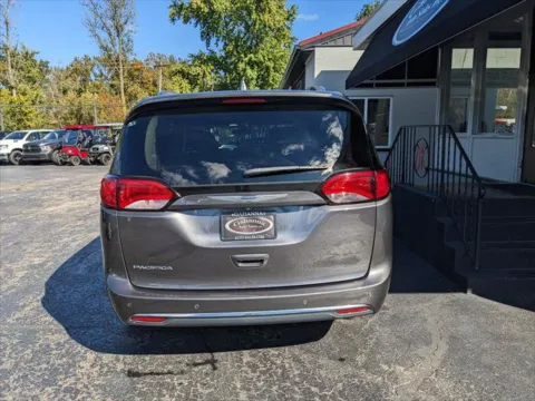 More photos of 2018 Chrysler Pacifica Touring L at Gahanna Auto Sales, OH