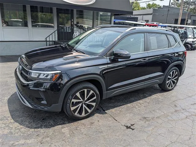 Black 2022 Volkswagen Taos SE for sale in Gahanna, OH