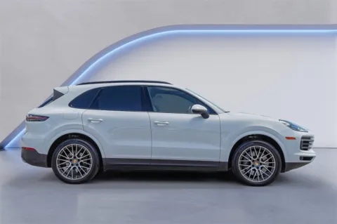 More photos of 2021 Porsche Cayenne at Alfa Romeo of Austin, TX