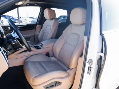 More photos of 2022 Porsche Cayenne at Porsche Austin, TX