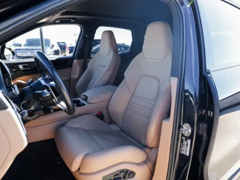More photos of 2023 Porsche Cayenne at Porsche Austin, TX