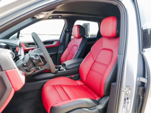 More photos of 2025 Porsche Cayenne E-Hybrid at Porsche Austin, TX