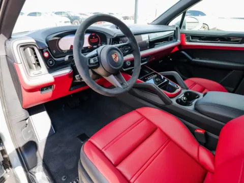 More photos of 2025 Porsche Cayenne E-Hybrid at Porsche Austin, TX