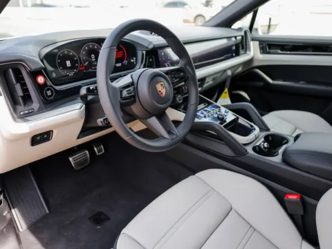 More photos of 2025 Porsche Cayenne S E-Hybrid at Porsche Austin, TX