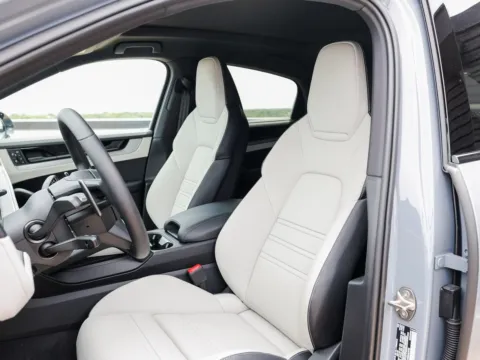 More photos of 2025 Porsche Cayenne E-Hybrid at Porsche Austin, TX