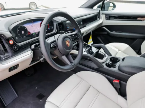 More photos of 2025 Porsche Cayenne E-Hybrid at Porsche Austin, TX