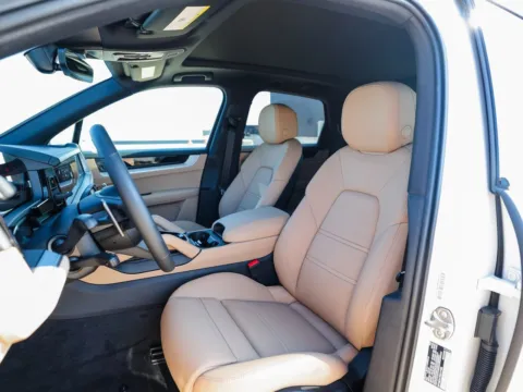 More photos of 2025 Porsche Cayenne E-Hybrid at Porsche Austin, TX