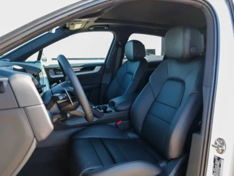 More photos of 2025 Porsche Cayenne E-Hybrid at Porsche Austin, TX