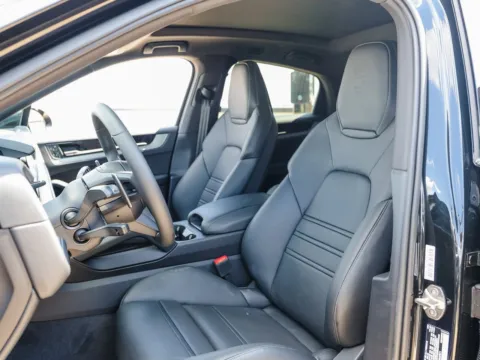 More photos of 2025 Porsche Cayenne E-Hybrid at Porsche Austin, TX