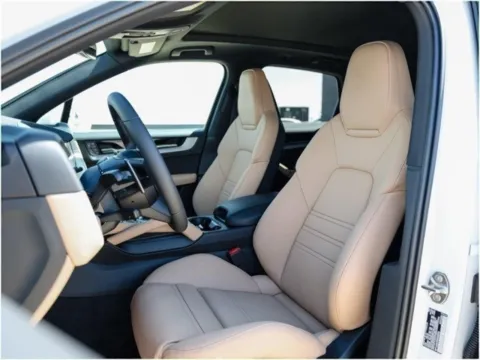 More photos of 2025 Porsche Cayenne at Porsche Austin, TX