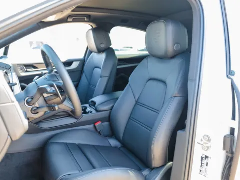 More photos of 2025 Porsche Cayenne S E-Hybrid at Porsche Austin, TX